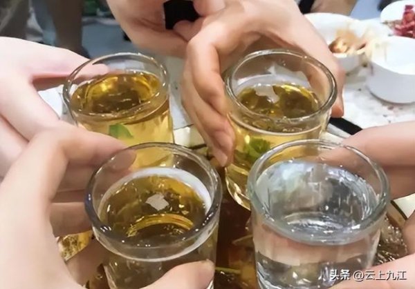 广盛网 夏天到了，到底喝啤酒还是白酒？来看看行家怎么说！别再拎不清了