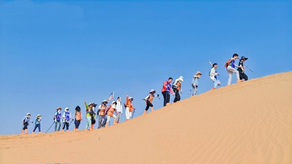 怀远股票 千人亲子研学团徒步腾格里沙漠